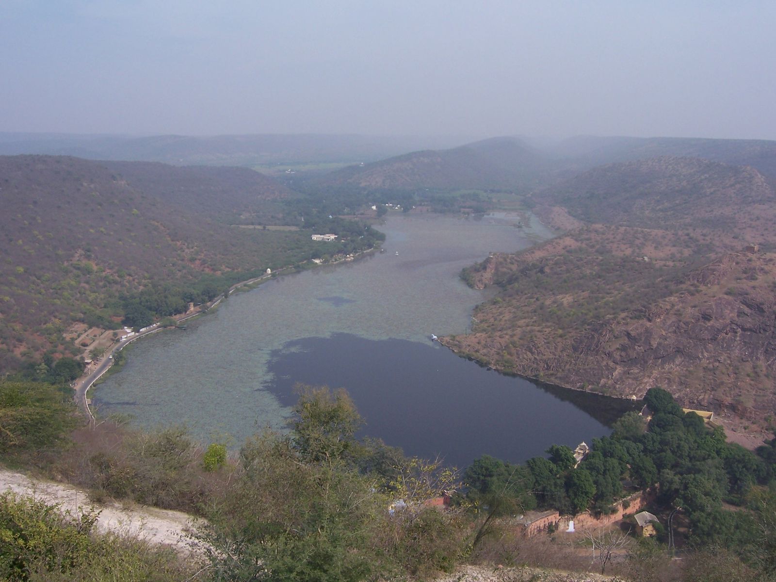 The hills on the far side of the ridge above Bundi