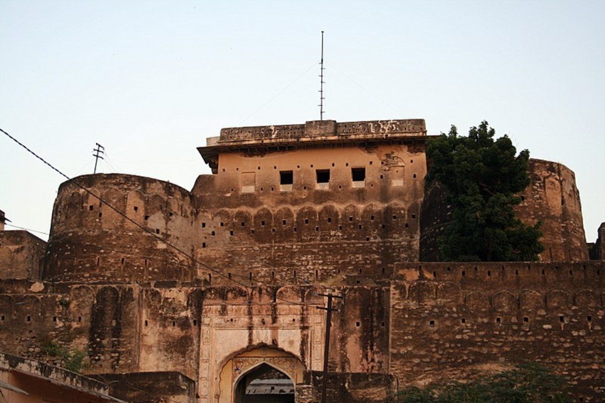 The front walls and gateway of Kishangarh Fort
