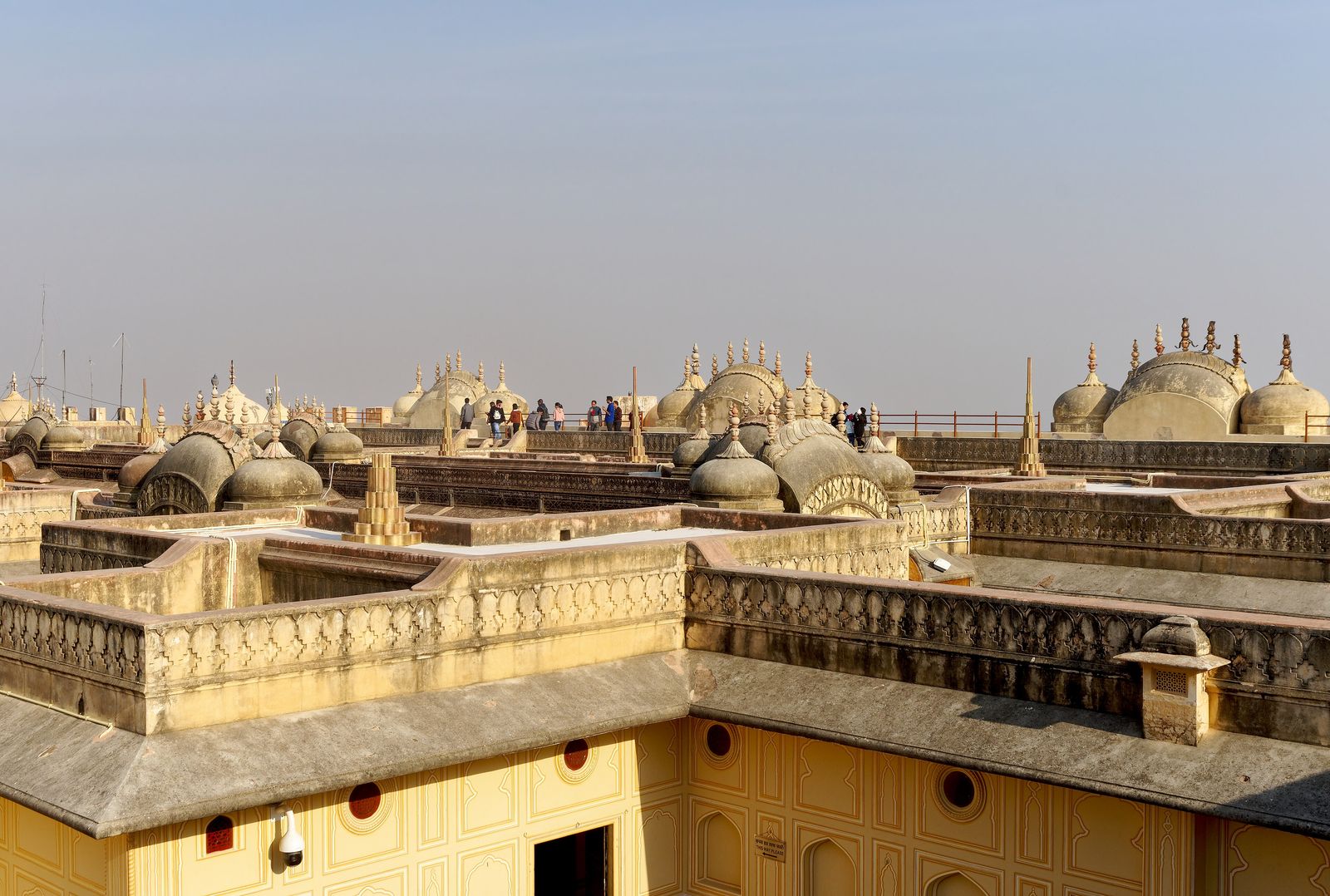 The rooftops and ramparts of Nahargarh Fort on the Aravalli ridge above Jaipur