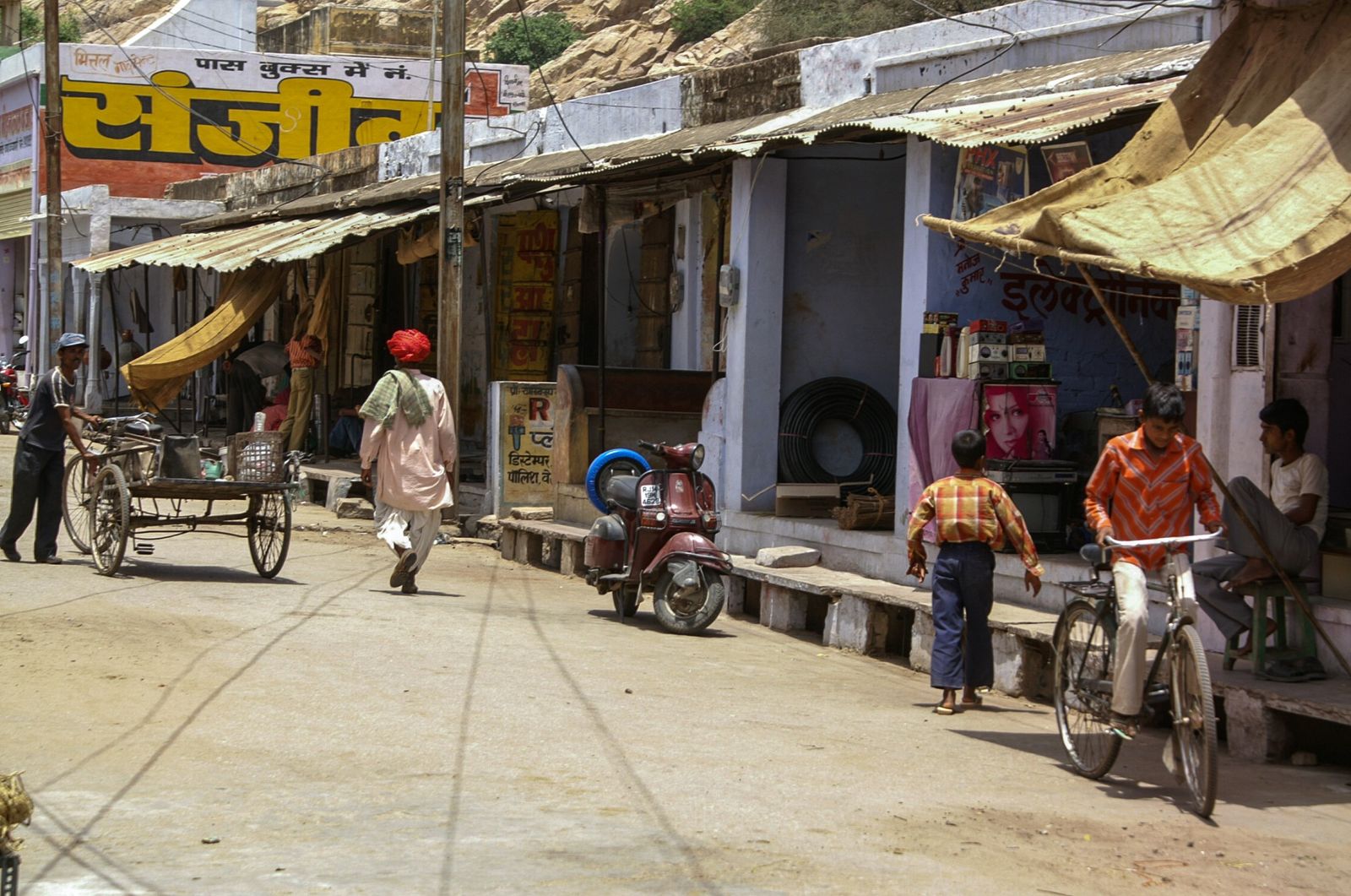 The village street at Samode below the palace hills